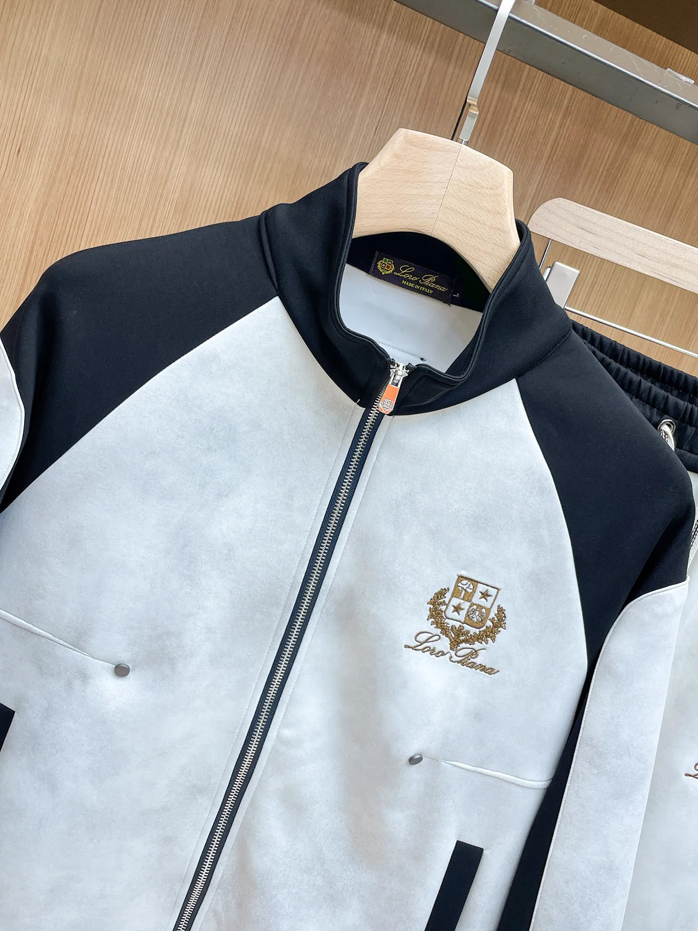 LP New Arrival counter Same Style casual suit, Breathable, comfortable and casual! Full of high-end feel! The details are exquisite and high-end, and the workmanship is impeccable! The original Premium fabric is very high-end! The fabric is crisp and anti-wrinkle Wear-Resistant, warm, neat and stylish. Everyone must buy a set this autumn and winter. They must look cool and cool when wearing them. We especially recommend Sizes M-3XL